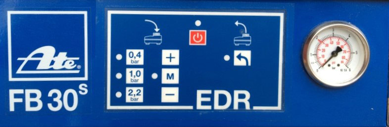 Fot 11. Urządzenia posiadają ustawione ciśnienia robocze do współpracy z testerami diagnostycznymi wraz z manometrem potwierdzającym i monitorującym poprawność ustawienia i stabilizacji elektronicznej podawanego ciśnienia płyny hamulcowego. Źródło: ATE