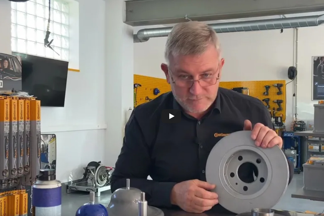 Czy smarować powierzchnię pomiędzy piastą a tarczą hamulcową?