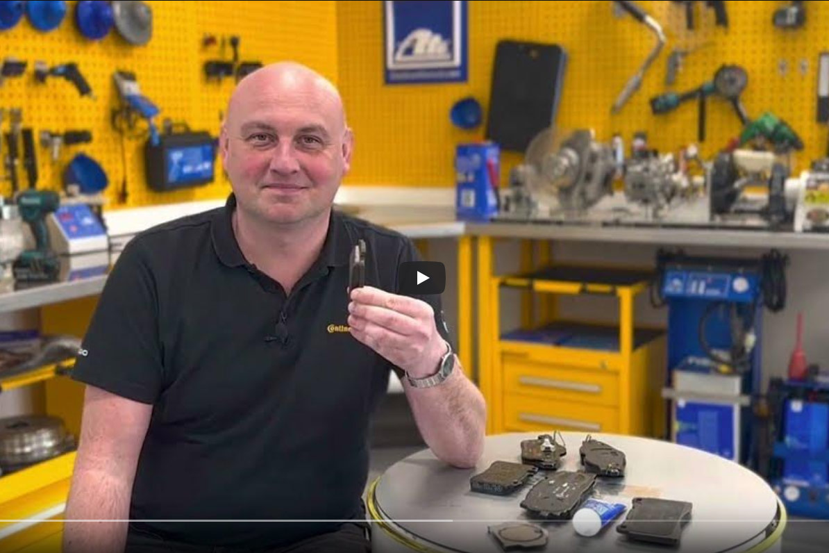 Podcięcia na klockach hamulcowych. Jaką pełnią funkcję?