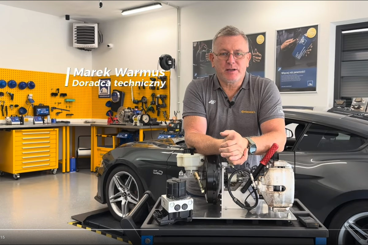 Odkręcanie odpowietrzników podczas wymiany klocków hamulcowych