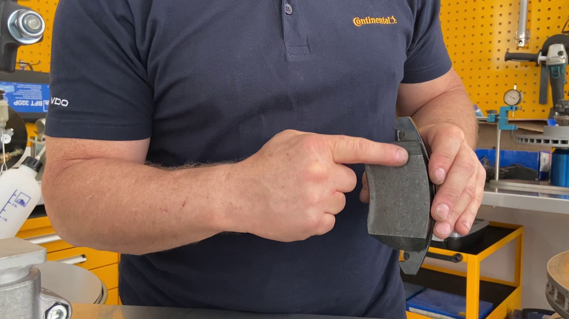 Ilustracja 1. Miejsce w którym akumulują się zanieczyszczenia nawiewane z powietrzem chłodzącym hamulce.