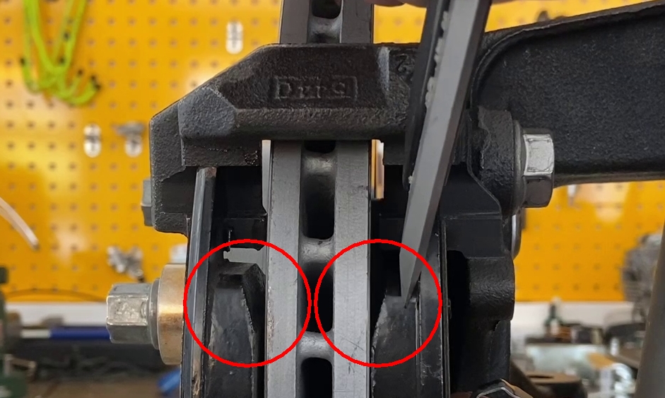 Ilustracja 2. Faza na klockach hamulcowych stanowi miejsce gdzie zbierają się nadmuchiwane z powietrzem zanieczyszczenia.