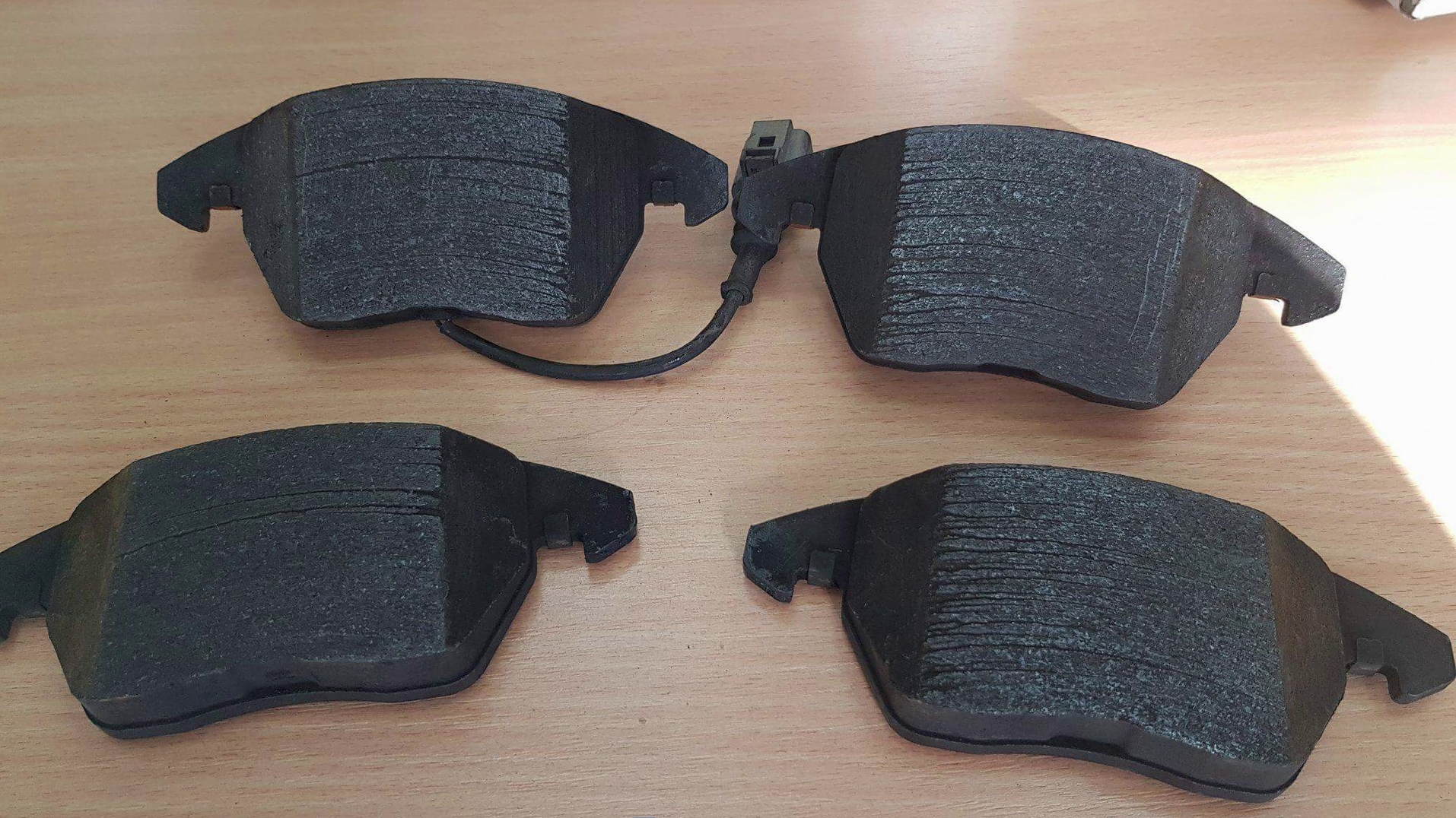 Ilustracja 3. Rysy spowodowane wprowadzeniem ciał obcych między klocek hamulcowy a tarczę hamulcową.