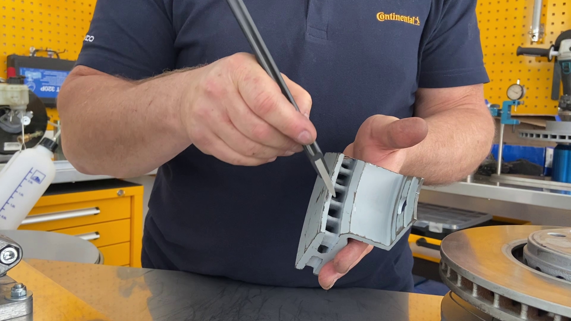 Ilustracja 4. Doprowadzenie chłodzenia od wewnętrznej strony tarczy hamulcowej.